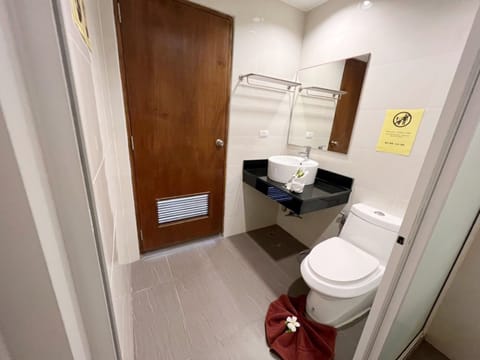 Standard Room | Bathroom | Separate tub and shower, free toiletries, hair dryer, slippers