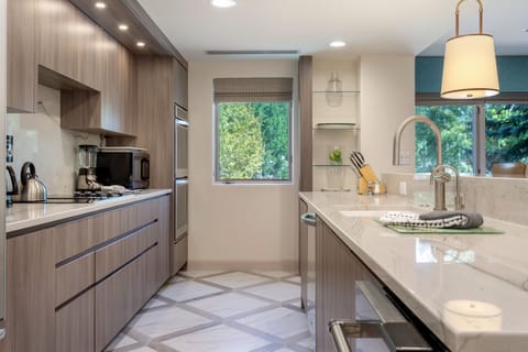 Condo, 1 Bedroom | Private kitchen