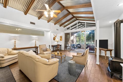 Premier Room, 1 King Bed | Living area | 32-inch flat-screen TV with cable channels, TV