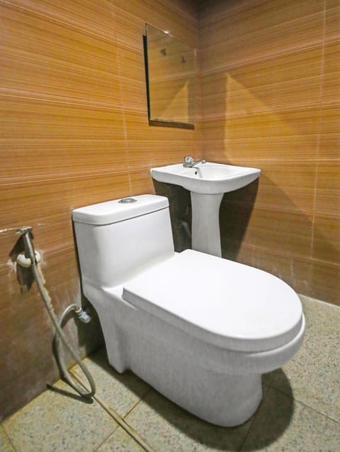 Economy Double Room | Bathroom | Shower, rainfall showerhead, bidet, towels