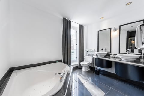 Executive Suite | Bathroom | Shower, free toiletries, hair dryer, towels