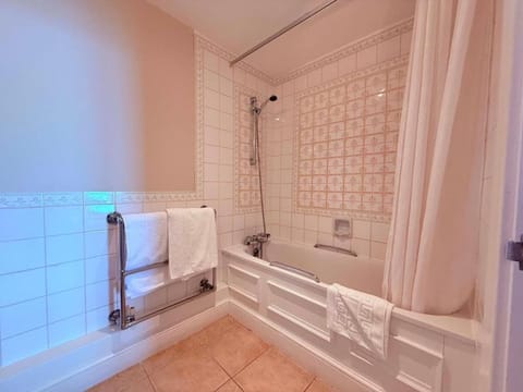 Standard Twin Room, Sea View | Bathroom | Combined shower/tub, free toiletries, hair dryer, towels