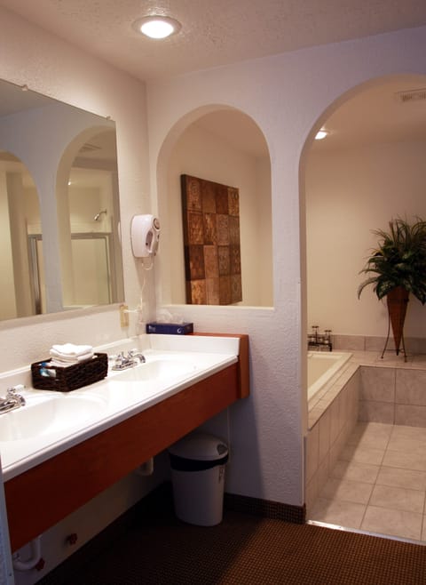 Luxury Suite (No Pets Allowed) | Bathroom | Shower, free toiletries, towels