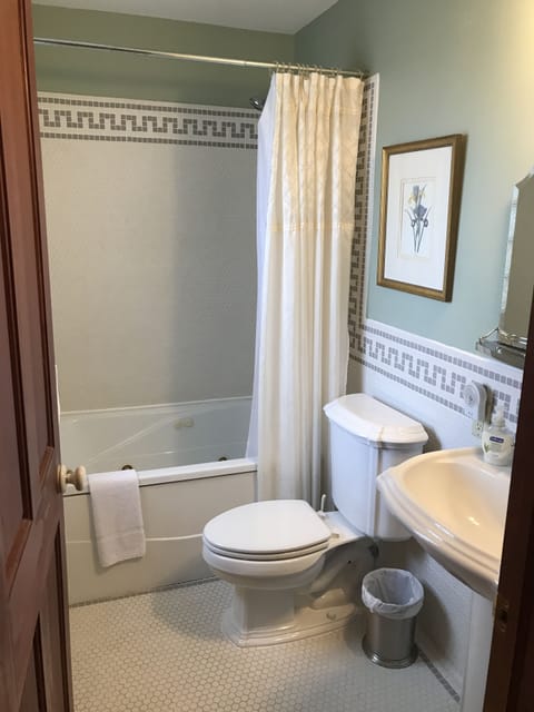 Room (Esther's Garden) | Bathroom | Free toiletries, hair dryer, bathrobes, towels