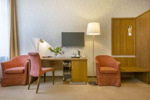 Executive Room | In-room safe, desk, laptop workspace, blackout drapes