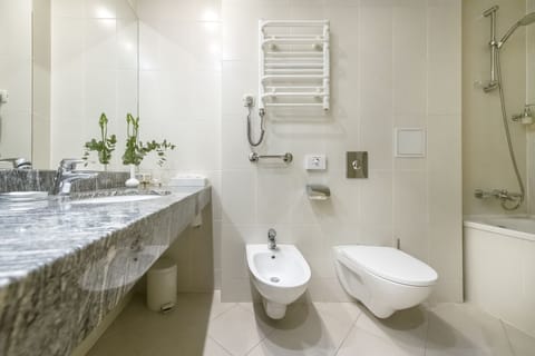 Executive Room | Bathroom | Free toiletries, hair dryer, slippers, towels