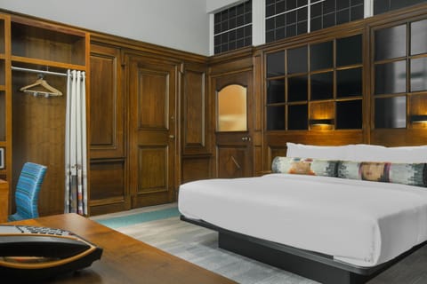 Premium bedding, in-room safe, desk, iron/ironing board