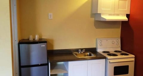 Room, 2 Double Beds, Kitchenette | Private kitchenette | Fridge, microwave