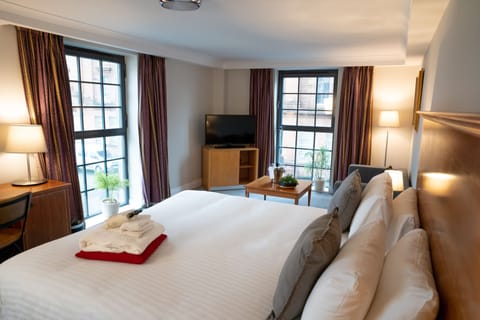 Executive Room, 1 Double Bed, Non Smoking | Desk, blackout drapes, soundproofing, iron/ironing board