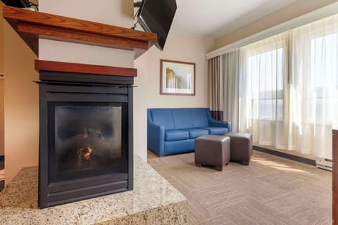 Jacuzzi Fireplace Deluxe Lake View Suite | Premium bedding, pillowtop beds, in-room safe, desk