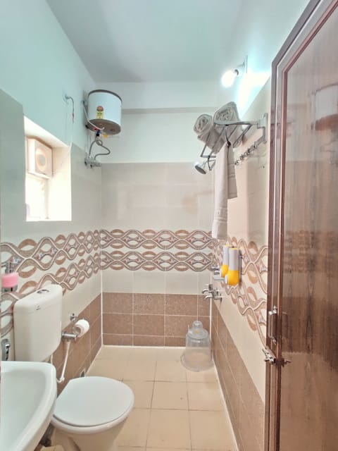 Deluxe Double Room | Bathroom | Shower, rainfall showerhead, free toiletries, towels