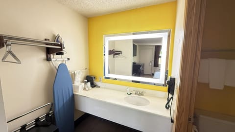 Combined shower/tub, free toiletries, hair dryer, towels