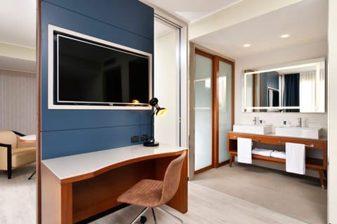 Suite, 1 Queen Bed | Bathroom | Free toiletries, hair dryer, bidet, towels