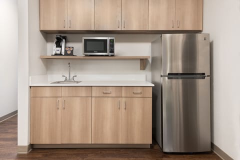 Executive Suite, 1 King Bed, Non Smoking | Private kitchenette | Fridge, microwave, coffee/tea maker