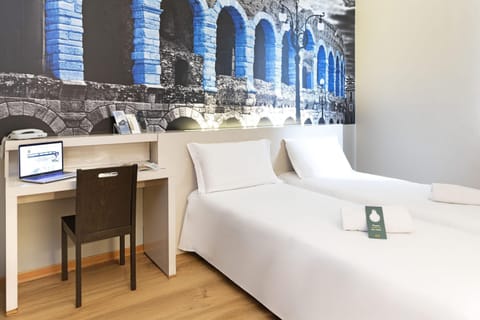 Twin Room, Non Smoking | Hypo-allergenic bedding, in-room safe, desk, soundproofing