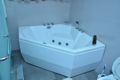 Premium Suite | Bathroom | Jetted tub, rainfall showerhead, free toiletries, hair dryer