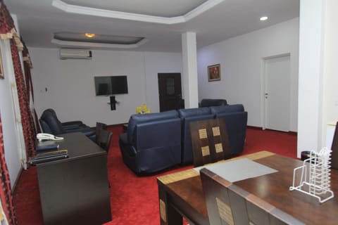 Presidential Suite | Living area | 40-inch LED TV with digital channels, TV