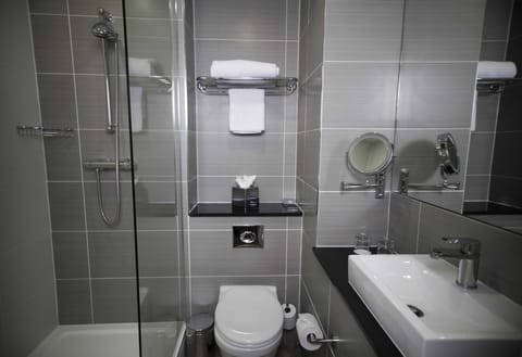 Combined shower/tub, free toiletries, hair dryer, towels