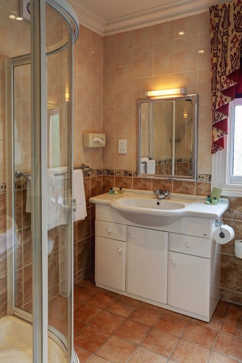 Combined shower/tub, deep soaking tub, free toiletries, hair dryer