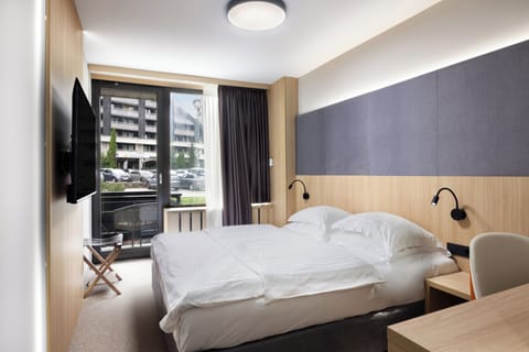 Double Room, Balcony | Hypo-allergenic bedding, minibar, in-room safe, desk