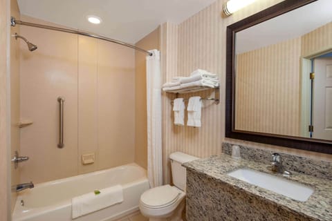 Combined shower/tub, hair dryer, towels