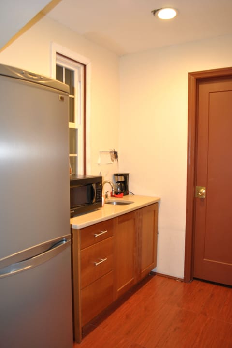 Studio Suite (Attic) | Private kitchen | Full-size fridge, microwave, electric kettle, coffee grinder