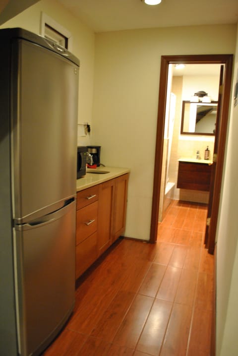 Studio Suite (Attic) | Private kitchen | Full-size fridge, microwave, electric kettle, coffee grinder