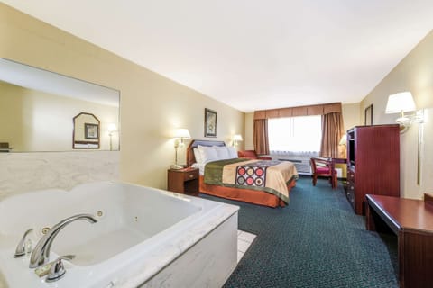 Suite, 1 King Bed | Iron/ironing board, free WiFi, bed sheets, alarm clocks