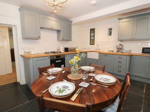 Dishwasher, cookware/dishes/utensils