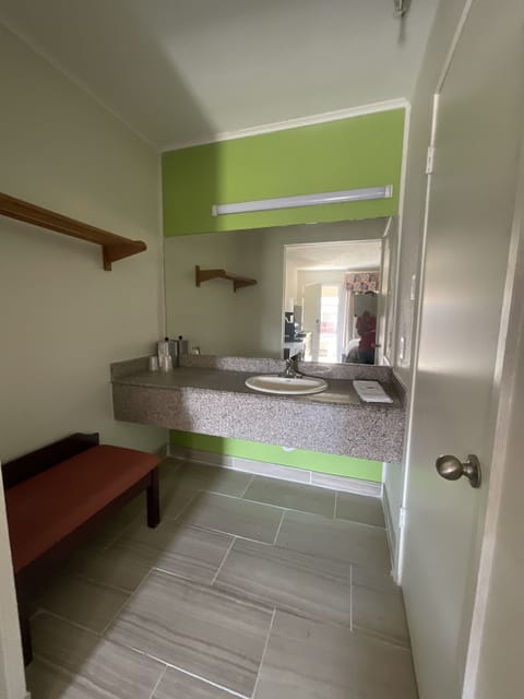 Standard Single Room, Smoking | Bathroom | Towels