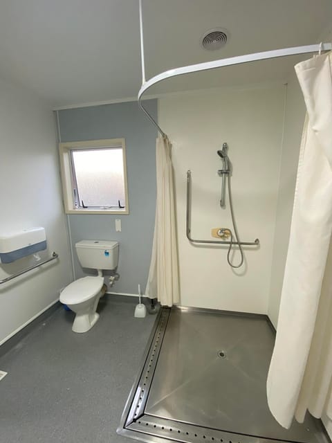 Standard Double Room, Non Smoking, Shared Bathroom | Bathroom | Shower, free toiletries, towels, soap