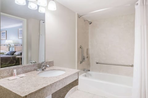 Combined shower/tub, free toiletries, hair dryer, towels