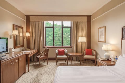 West Wing Horizon Hillview King | Hypo-allergenic bedding, minibar, in-room safe, individually decorated