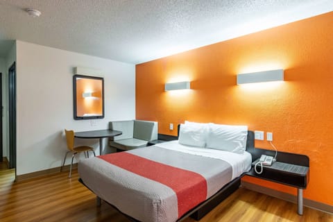 Standard Room, 1 Queen Bed, Non Smoking | Room amenity