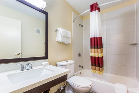 Combined shower/tub, towels