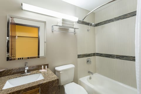 Combined shower/tub, hair dryer, towels