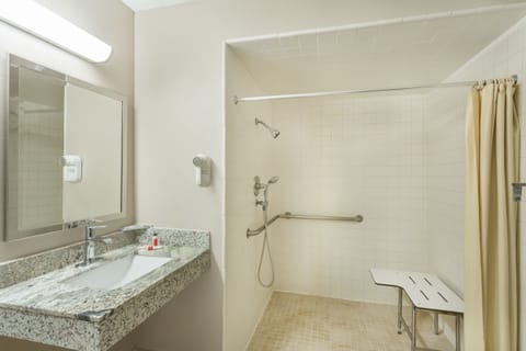 Combined shower/tub, hair dryer, towels