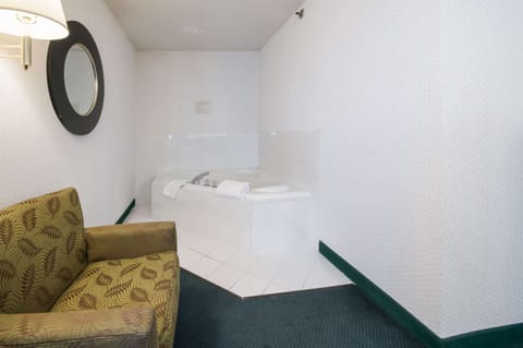 Suite, 1 King Bed, Non Smoking | Private spa tub