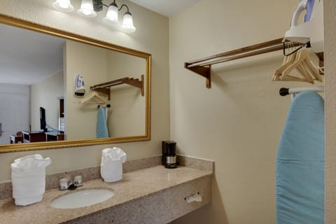 Combined shower/tub, free toiletries, hair dryer, towels