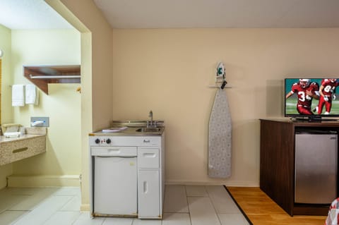 Deluxe Room, 1 King Bed, Smoking, Kitchenette | Private kitchenette | Fridge, microwave