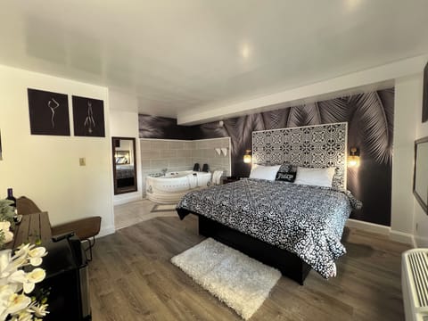 Design Room, 1 Queen Bed, Non Smoking, Hot Tub | Free WiFi, bed sheets