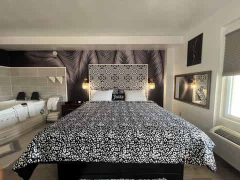 Design Room, 1 Queen Bed, Non Smoking, Hot Tub | Free WiFi, bed sheets