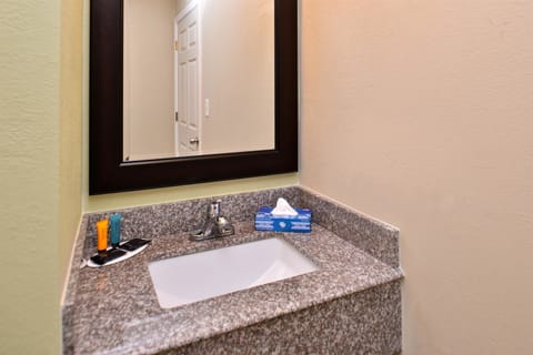 Room, 1 King Bed, Non Smoking | Bathroom amenities | Combined shower/tub, free toiletries, hair dryer, towels