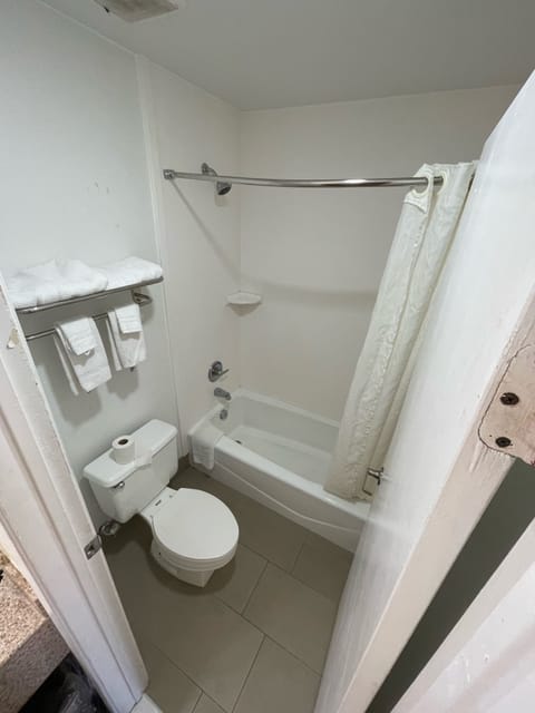 Combined shower/tub, free toiletries, hair dryer, towels