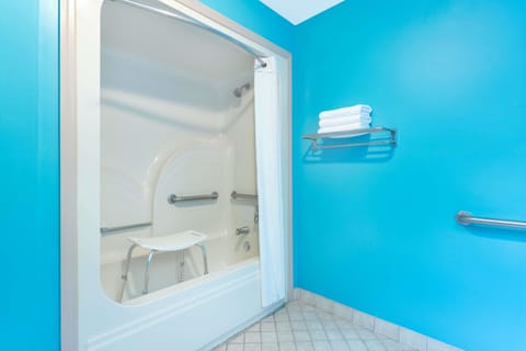 Combined shower/tub, hair dryer, towels