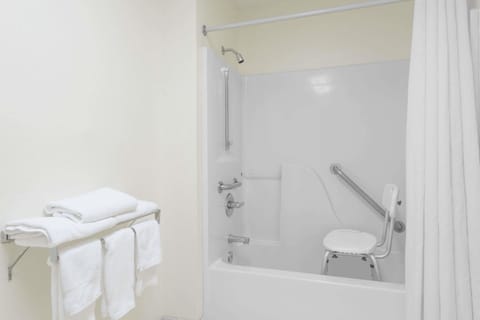 Room, 1 King Bed, Accessible, Non Smoking (Mobility) | Bathroom | Combined shower/tub, free toiletries, hair dryer, towels