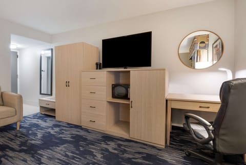 Standard Room, 1 King Bed, Non Smoking, Refrigerator & Microwave | Desk, laptop workspace, iron/ironing board, free cribs/infant beds