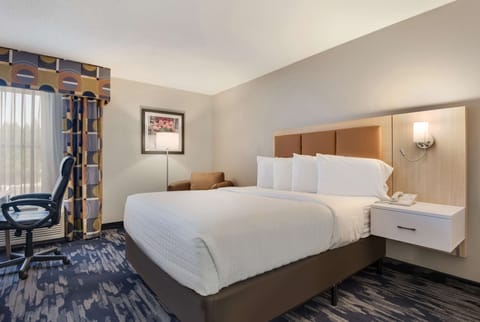 Standard Room, 1 Queen Bed, Accessible, Bathtub | Desk, laptop workspace, iron/ironing board, free cribs/infant beds