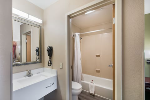 Combined shower/tub, free toiletries, towels