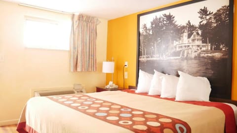 Standard Room, 1 King Bed | In-room safe, desk, laptop workspace, iron/ironing board